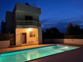 Cheerful 2-bedroom Villa with private pool